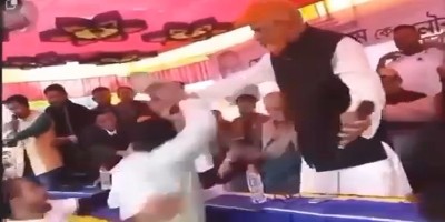 নৌকার প্রার্থী এমপি মোরশেদকে মঞ্চে জুতাপেটা, ভিডিও ভাইরাল